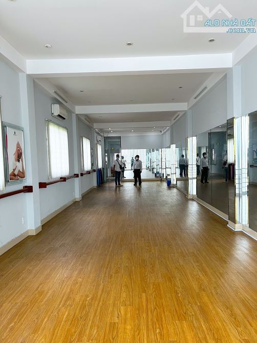 Nhà MT Phạm Văn Đồng 4,2x22 Trệt.3L Trống suốt .ST.KDoanh Đa ngành