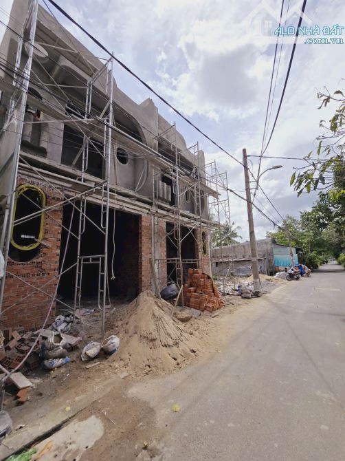 NHÀ ĐANG HOÀN THIỆN LỘ RỘNG HẺM NGUYỄN THÔNG