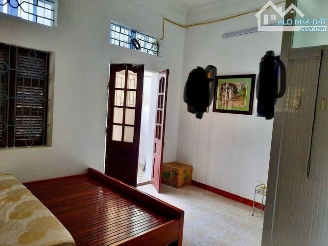 Cho thuê nhà LÔ GÓC - Ô TÔ tránh phố Hoa Bằng, Cầu Giấy 30m x 3 tầng giá 12 triệu