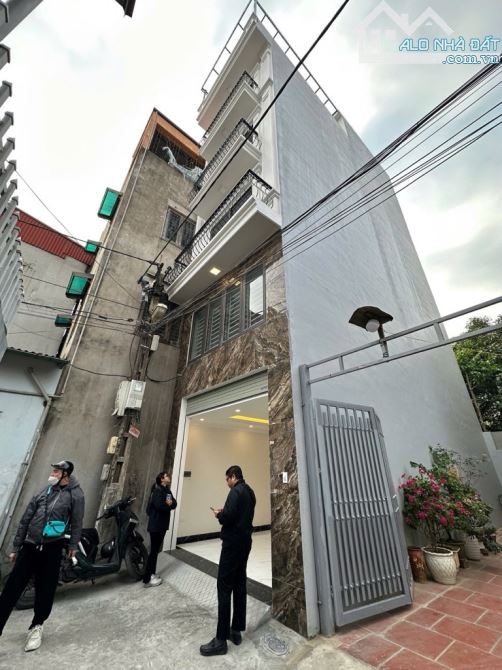 Bán căn xây mới lô góc 6Tầng Thang máy , view hồ, phố Trần Hoà Định công