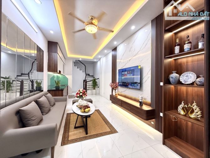 Bán nhà 5 tầng nội thất châu âu , oto đậu gần, ngay ngã Tư Sở