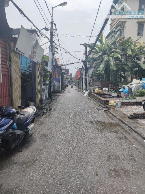 NHỈNH 5 TỶ CÓ NGAY NHÀ TT VIỆT HƯNG .2 TẦNG DÂN XÂY 40M -CÁCH 1 NHÀ RA Ô TÔ ĐỖ