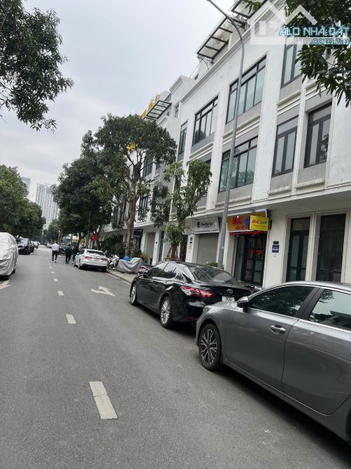 Cho thuê tầng 1 diện tích 93m2, MT 6m cực đẹp tại Vinhome Hàm Nghi, bàn giao đầy đủ