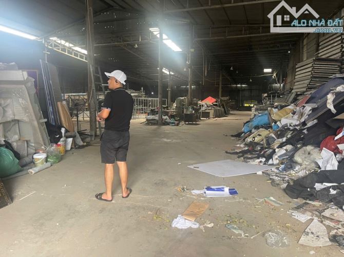 Cho thuê kho xưởng 2300m đường thượng cát Bắc từ Liêm container đỗ cửa 45k/m