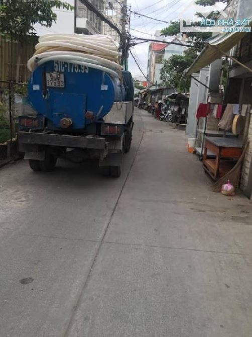 Nhà cấp 4 hẻm xe hơi gần ngã tư Nguyễn Thị Thập Quận 7. 6,4*20 hơn 8 tỷ.