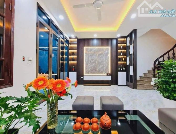 NGUYỄN HOÀNG- NHÀ ĐẸP 42x4 TẦNG- 9.x TỶ- MẶT TIỀN RỘNG- 2 THOÁNG- TẶNG NỘI THẤT XỊN