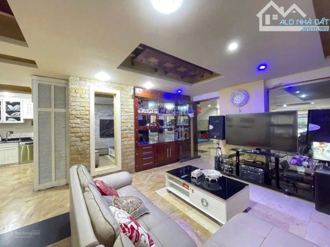 Bán căn nhà 4 tầng thang máy mặt đường Lê Thánh Tông - DT 250m - Mt hơn 9m có sân vườn