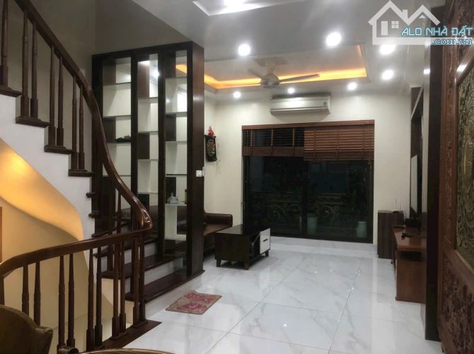 BÁN NHÀ ĐƯỜNG CẦU GIẤY – 32M² – 5 TẦNG – 3 NGỦ – FULL NỘI THẤT – GIÁ 7.5 TỶ – NGÕ THÔNG