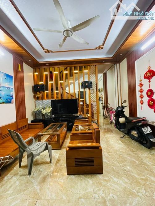 Chú Thư gửi rao căn nhà 43m 5t ở Mỗ Lao, Hà Đông, ngõ thoáng, giá bán 7,1 tỷ