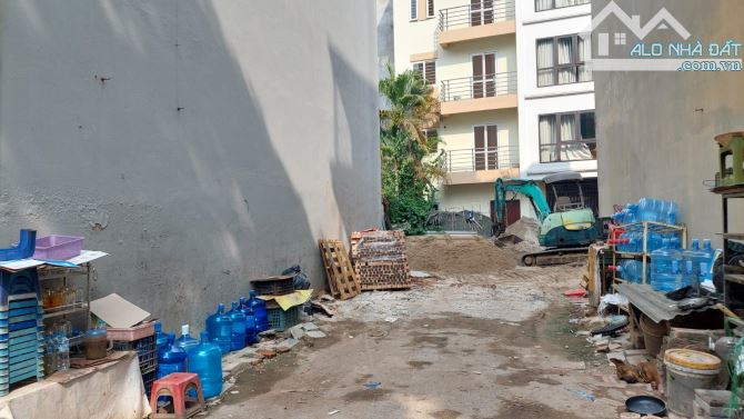 Bán đất mặt đường Lạc Long Quân phía Hồ 200m2 MT 6m , vỉa hè, Ô tô tránh Chỉ 71 tỷ