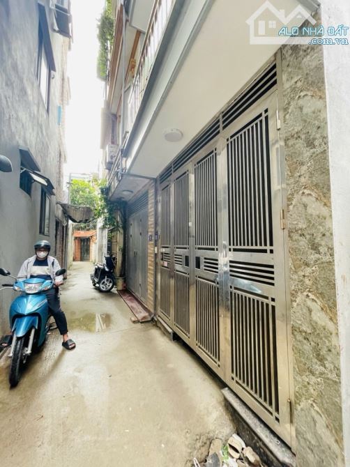 Cổ Nhuế   nhà dân xây  ngõ thông  gần phố , ô tô tránh