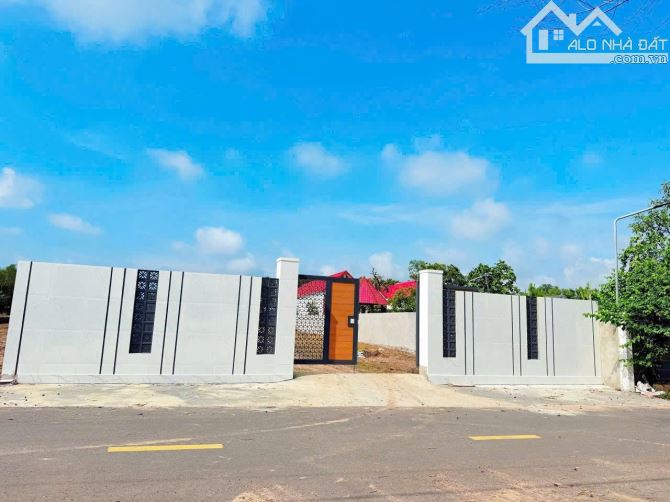 BÁN ĐẤT XÃ ĐẤT ĐỎ - TP HCM.KHU TOÀN NHÀ VƯỜN BIỆT THỰ . DT 987M2 ~ 1000M2 - S
