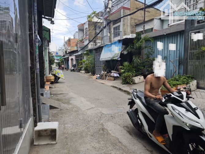 Bán nhà Trịnh Đình Trọng - DT 388m2 sàn, ngang 4m3 - Hẻm 10m xe tải thông