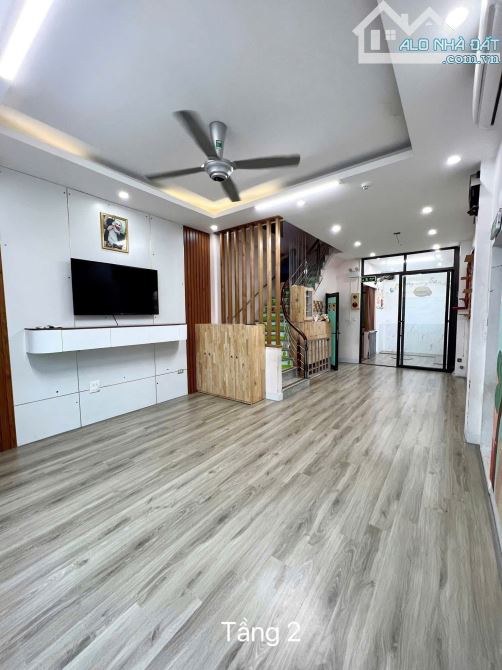 Cho thuê nhà 4 tầng mặt phố Ngọc Trì, Thạch Bàn - 42m², 2 ngủ, full đồ - 10 triệu/tháng