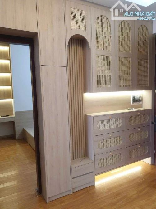Cần Tiền bán gấp CH tòa A số 6 Đội Nhân, 72m2, 2N,1WC, giá 6.49 tỷ.