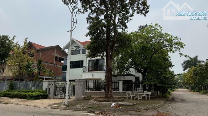 BIỆT THỰ VIP MẶT ĐƯỜNG 50M - LÔ GÓC - 3 Mặt THOÁNG  - NỘI THẤT CỰC XỊN - Ở ĐẲNG CẤP