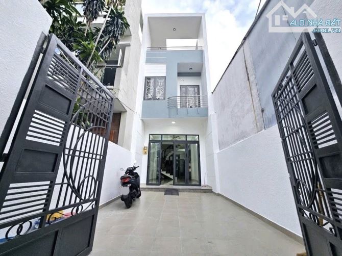 GẤP BÁN - Nhà 3 Tầng hẻm xe hơi đường TÂN THỚI NHẤT 01, DT 92m2 (4 x 23), hẻm 6m thông.