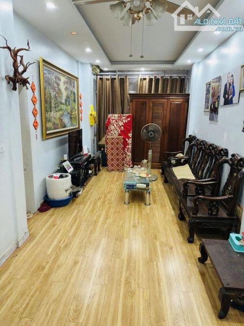 MẶT PHỐ THÁI THỊNH - LÔ GÓC- NỞ HẬU - VỊ TRÍ ĐẮC ĐỊA - KD SẦM UẤT - Gần ngã tư