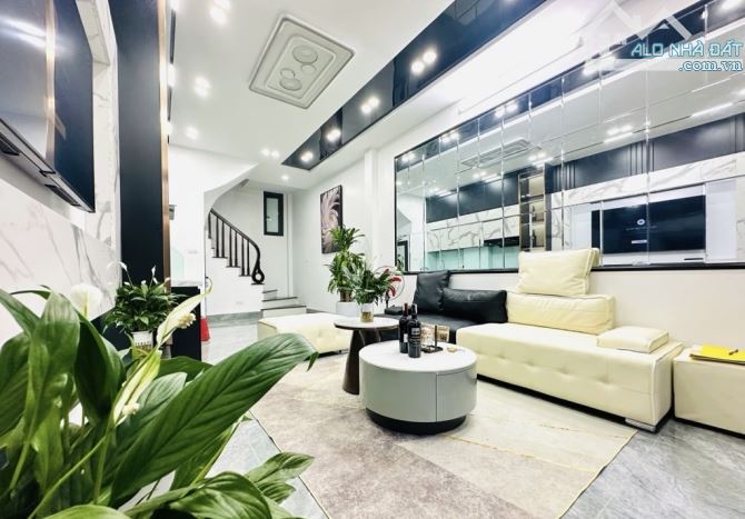 Bán nhà  Hoàng Quốc Việt  36m x 5 tầng,sổ phân lô, ngõ nông gần phố chỉ 8.1 tỷ