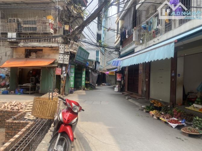 Bán nhà Nguyễn Ngọc Vũ, dt60m, mt4,2m, ô tô tránh, kinh doanh sầm uất