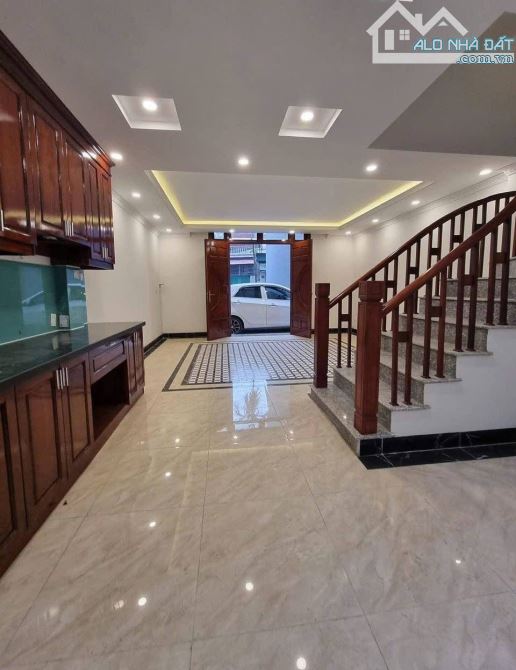 Bán nhà Thạch Bàn, Long Biên 45m2, 6 tầng, mt 5m, ô tô đỗ cửa, 8.66 tỷ