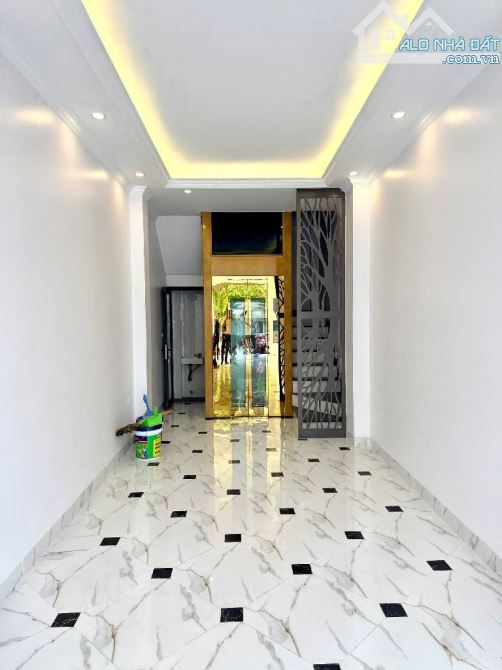 Mặt phố Tam Trinh, 40m2, 5tầng, thang máy, kinh doanh, chào giá 18.8 tỷ