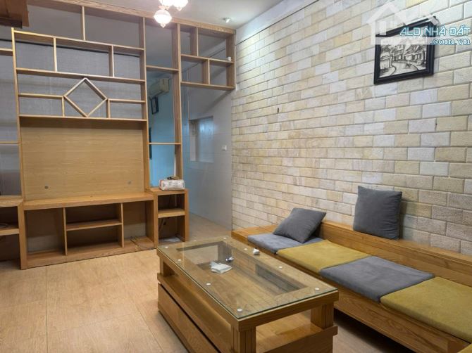 Tập thể tầng 1 ở phố Võ thị sáu, 70m2, nhà nguyên bản, sổ đỏ riêng