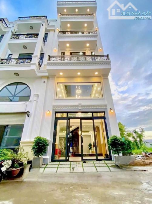 Hoàng Quốc Việt nhà cạnh Phú Mỹ Hưng 5 tầng ST thang mái