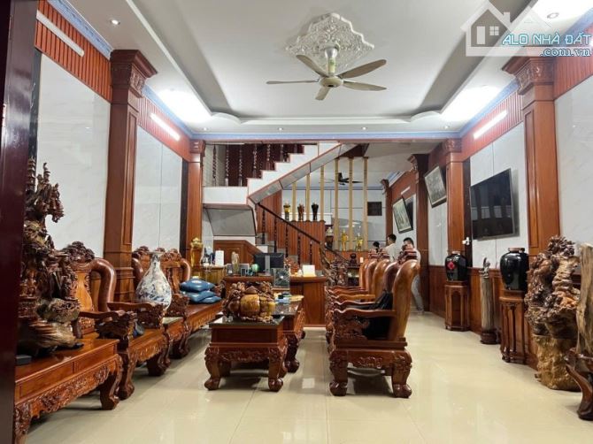 Bán nhà 3 Tầng Trung Tâm Dĩ An,đường nhựa 12m thông thoáng,SHR hoàn công
