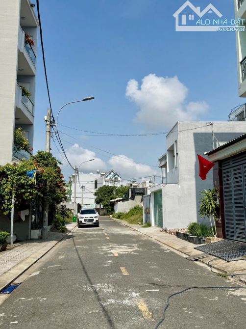 Nhà 5 tầng, đường 970, Phú Hữu DT: 4,6x13m Giá: 7,35 tỷ ( thương lượng )