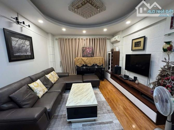 Cho thuê nhà nguyên căn ngõ 97 Nguyễn Khang, Yên Hoà, Cầu Giấy. DT 65m x 5 tầng, giá 22tr