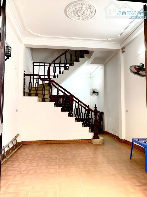 Bán nhà Hoàng Cầu Phân Lô, gần Ô tô, Ngõ thông Kinh doanh sầm uất DT 40m 13 tỷ