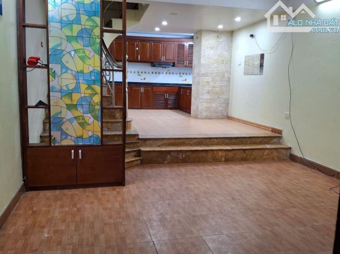 Cho thuê nhà làm văn phòng tại phố Trần QuangDiệu, Ô Chợ Dừa, Đống Đa 50m2 x4 tầng, 23tr