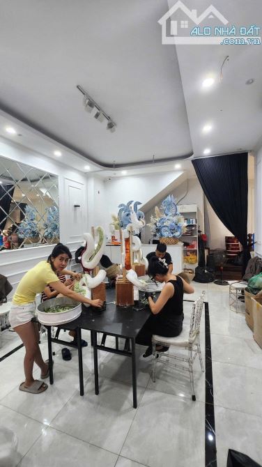 Cho thuê nhà nguyên căn ngõ 232 Tôn Đức Thắng, Hàng Bột, Đống Đa. DT 100m x 3 tầng, giá