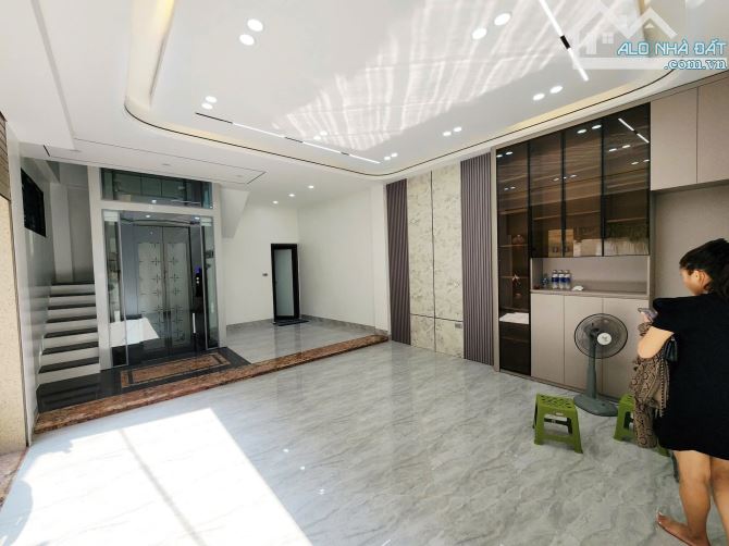 6 tầng thang máy xây mới Nguyễn Văn Cừ, 20m ra Phố, 45m2 sổ x mtiền 8m,full đồ.Giá 11.6 tỷ - 10