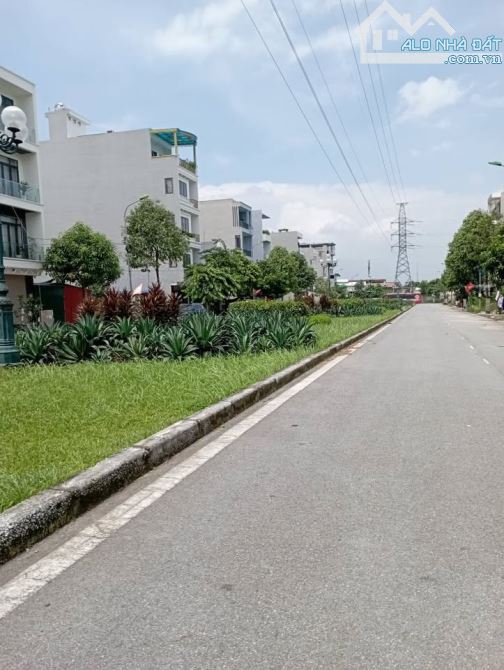 Cần bán lô đất đường Xuân Thuỷ, Bãi Viên, 90m, hướng Nam, ko vướng tủ điện, hố ga - 1