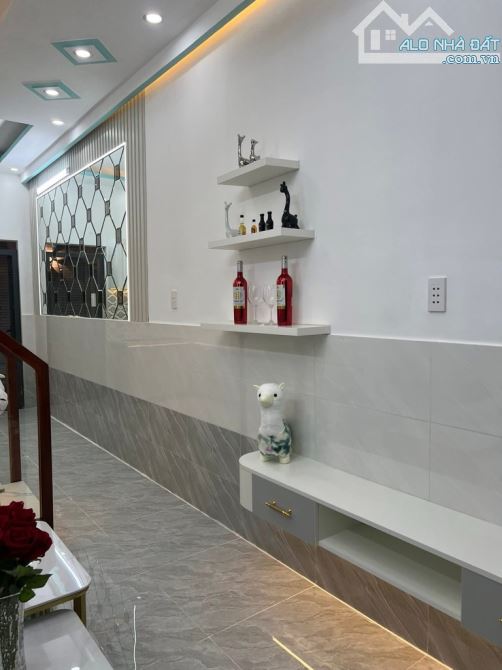 **Nhà đẹp 3 lầu full nội thất, Đào Tông Nguyên – Nhà Bè, xe hơi đậu trước cửa – chỉ 2.9 tỷ - 1