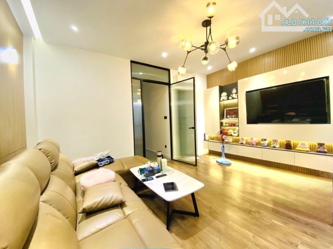 Bán Nhà Đẹp, Thang Máy, Full Nội Thất, Gần Sân Bay, 84m2, 4 Tầng, Chỉ 18 Tỷ 5, Tân Bình - 1
