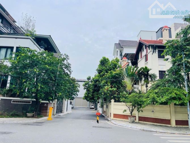 CC CẦN BÁN ĐẤT LẠC LONG QUÂN LÔ 05 D2 BIỆT THỰ VƯỜN ĐÀO 180m2, MẶT TIỀN 11M XÂY CAO 8 tầng - 1