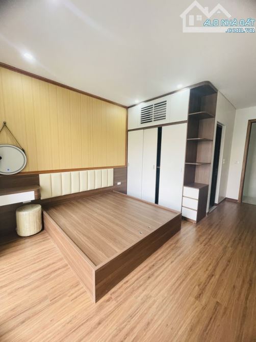 Bán Nhà  Cổ Linh  Thang máy ô Tô đỗ Cổng 35M2 7T MT5.3 giã  8.5 tỷ Long Biên Hà Nội - 1