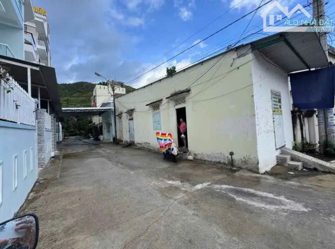 Bán Đất Tặng Nhà Lô Góc 2 Mặt Tiền Rộng 10M Cạnh Đường Dương Hiến Quyền  cách biển 300m - 1