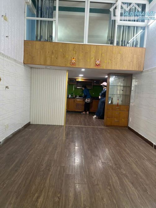 3PN, 2wc. Nhà nguyễn Chí Thanh, Q10. DT: 3.5x14m, 1 lầu. Giá 13 triệu - 1