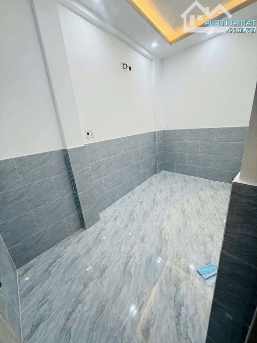 NHÀ LÔ GÓC HIẾM – HOÀI THANH, Q8 – NGANG GẦN 6M NỞ HẬU CỰC 3PN – 2WC – BAN CÔNG – GIÁ 4.5T - 1