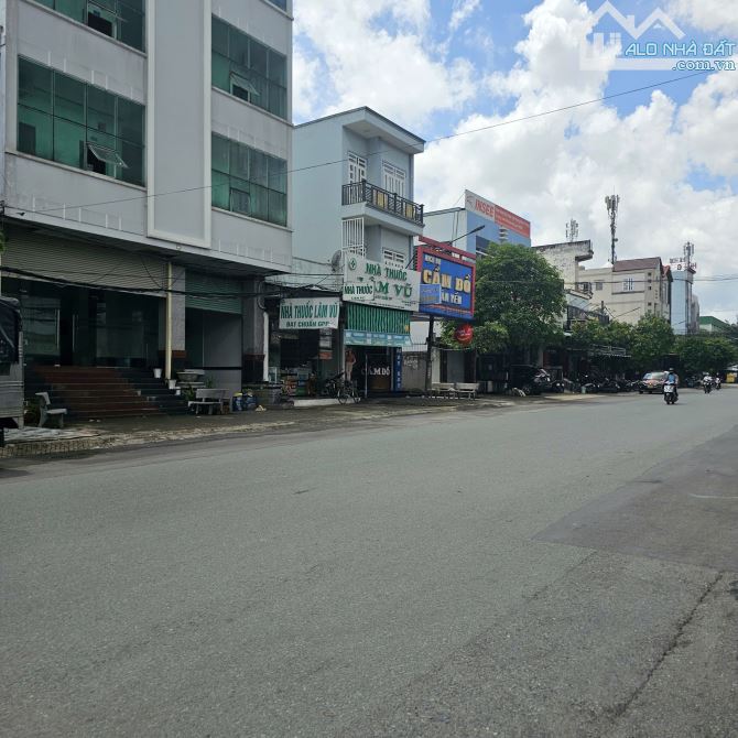 CHÍNH CHỦ CG BÁN DẢY TRỌ 300M2 _ NGANG 10M DÒNG TIỀN 50TR/TH_ ĐƯỜNG 8M VỈA HÈ THÔNG TỨ HƯỚ - 1