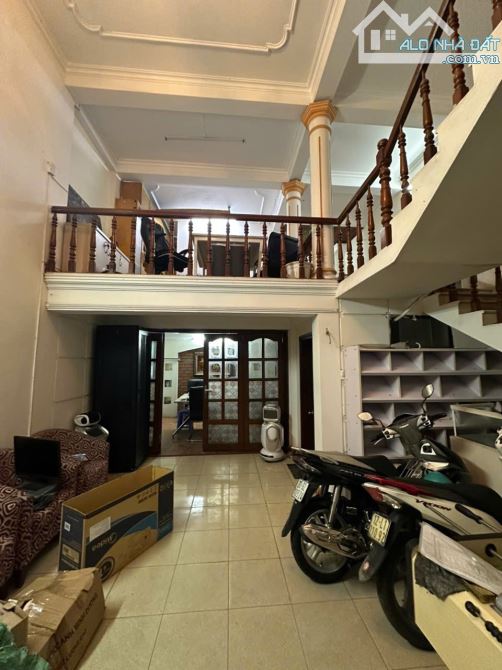 Bán nhà Phân Lô đường Nguyễn Khang - Sổ 50m2 - 5 Tầng - MT 5,3m - Ngõ oto chạy. - 1
