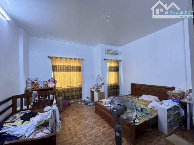 NHỈNH 5 TỶ CÓ NGAY NHÀ TT VIỆT HƯNG .2 TẦNG DÂN XÂY 40M -CÁCH 1 NHÀ RA Ô TÔ ĐỖ - 1