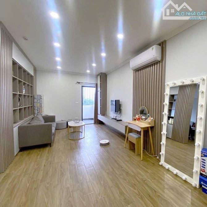 BÁN NHÀ NGUYÊN HỒNG - Ô TÔ ĐỖ CỬA - LÔ GÓC - 65M2 - 7 TẦNG - 7.2M MẶT TIỀN - DÒNG TIỀN CAO - 1