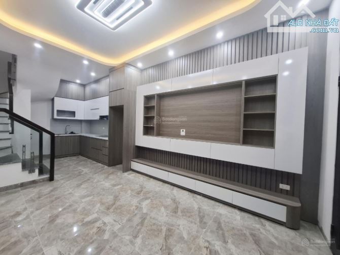 5,8 tỷ nhà Cự Khối cực đẹp - 30,1m2 - 5 tầng - ô tô đỗ cổng - 1