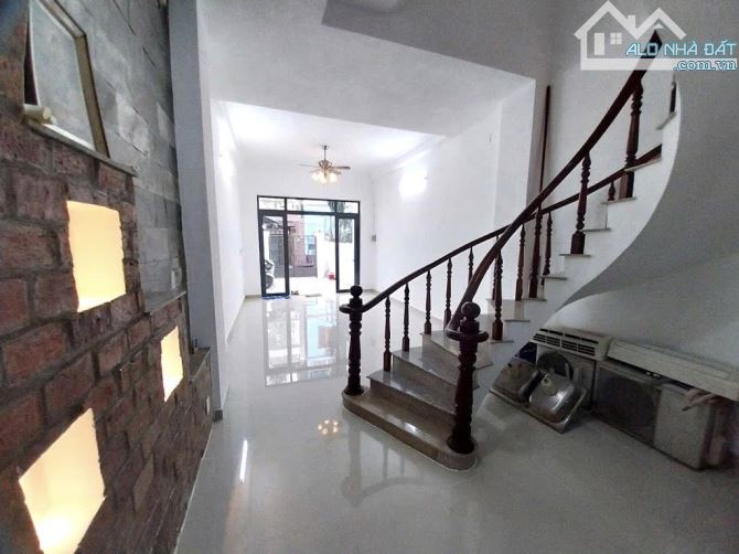 GẤP BÁN - Nhà 3 Tầng hẻm xe hơi đường TÂN THỚI NHẤT 01, DT 92m2 (4 x 23), hẻm 6m thông. - 1