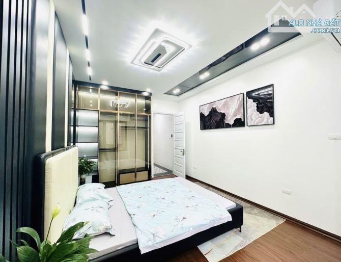 Bán nhà  Hoàng Quốc Việt  36m x 5 tầng,sổ phân lô, ngõ nông gần phố chỉ 8.1 tỷ - 1